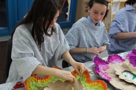 Arts in aducation workshops by artastic -making big flowers