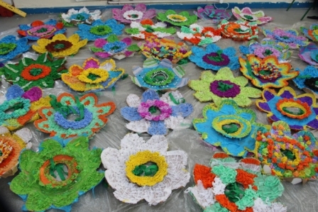 Arts in aducation workshops by artastic -making big flowers
